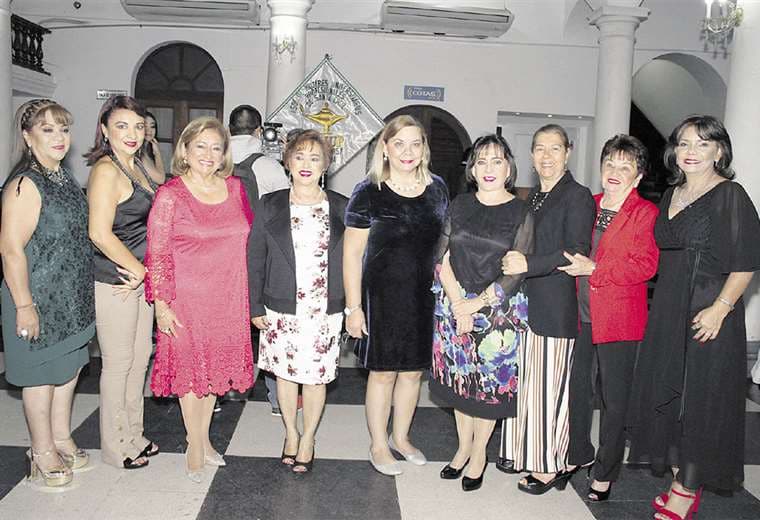  Anfitrionas. Blanca Mirian Rodríguez (cuarta de la izquierda), presidenta de AMUP, con las integrantes de su directorio