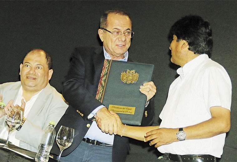 Luis Barbery, presidente de la CEPB, recibe la ley de manos del presidente, Evo Morales