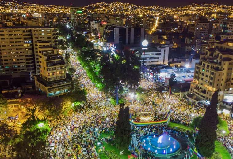 El Cabildo de Cochabamba se realizó en la plaza de las Banderas. Foto: Fly MEDIA