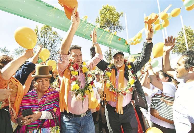 Carlos Mesa y Luis Revilla sellaron su alianza para las elecciones presidenciales con una caminata por un mirador de la ciudad de La Paz