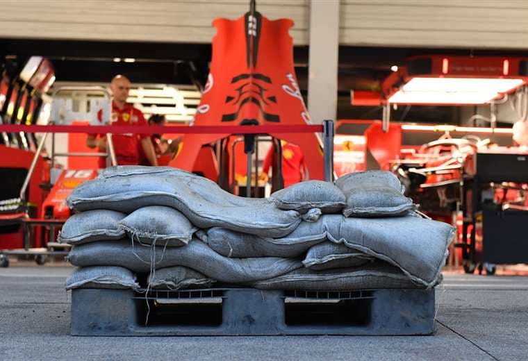 La Ferrari colocó bolsas de arena para evitar complicaciones por el mal tiempo. Foto. AFP