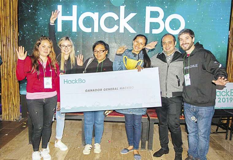 Mohammed Mostajo (segundo de la dcha.) con el equipo ganador de la versión 2019 del HackBo