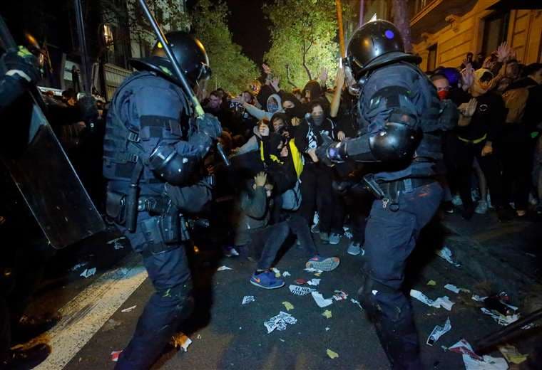 Los manifestantes se enfrentan con los oficiales de la policía regional catalana. Foto AFP 