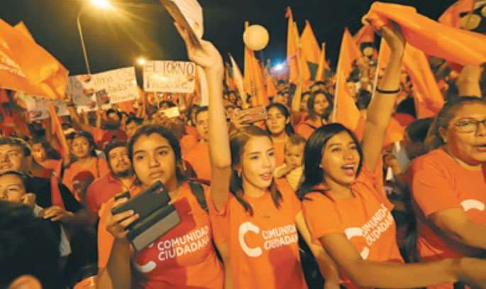 La presencia de los jóvenes fue mayoritaria anoche en el cierre de campaña de Comunidad Ciudadana. Foto: Jorge Uechi