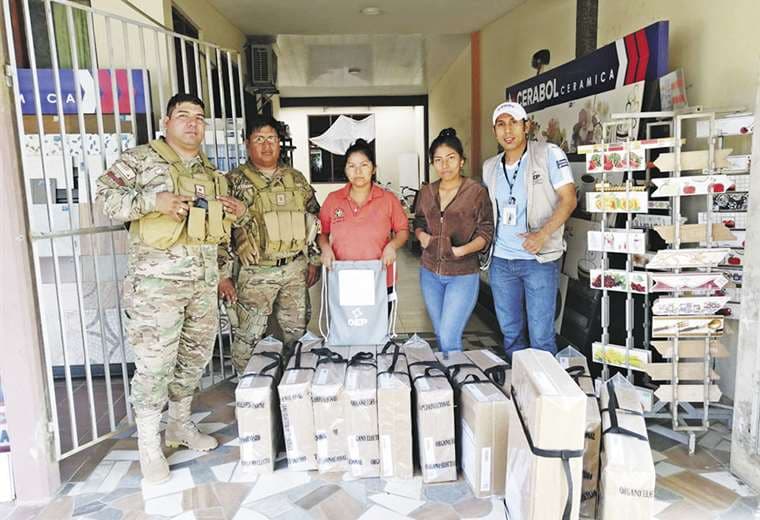 El momento en que se entregó ayer las maletas con el material a los notarios electorales en Yapacaní