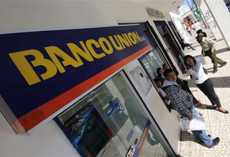 El sistema de pagos del banco Unión sufrió un percance esta mañana. Foto Rolando Villegas 
