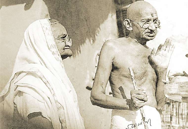 Con su esposa. Gandhi con su esposa Kasturba, que falleció mientras estaba con arresto domiciliario