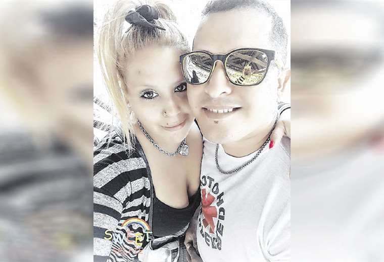 Ariana Palacios, junto a su novio Adrián, en una de sus fotos en redes. Foto: Facebook