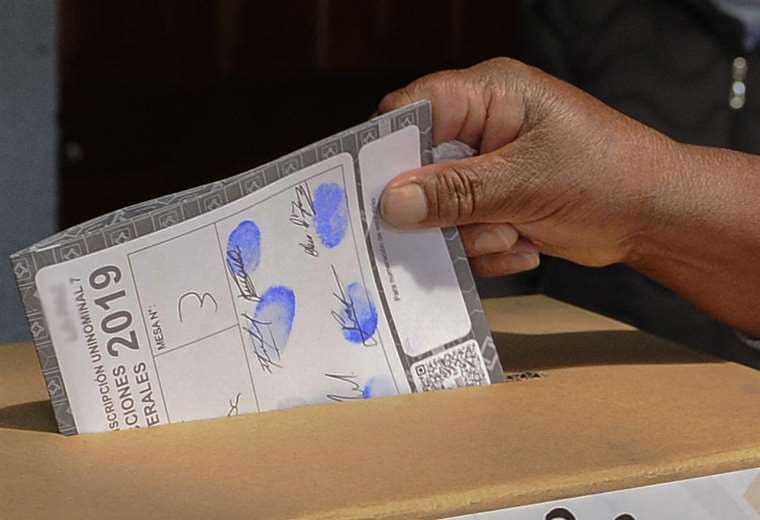 Bolivianos emiten su voto en Perú. Foto AFP