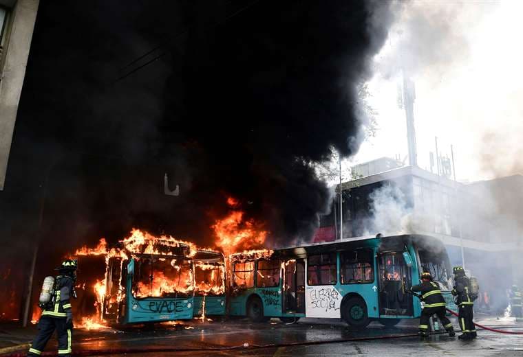 Buses quemados y comercios saqueados se pueden ver en un recorrido por las calles de las principales ciudades chilenas. Foto: AFP