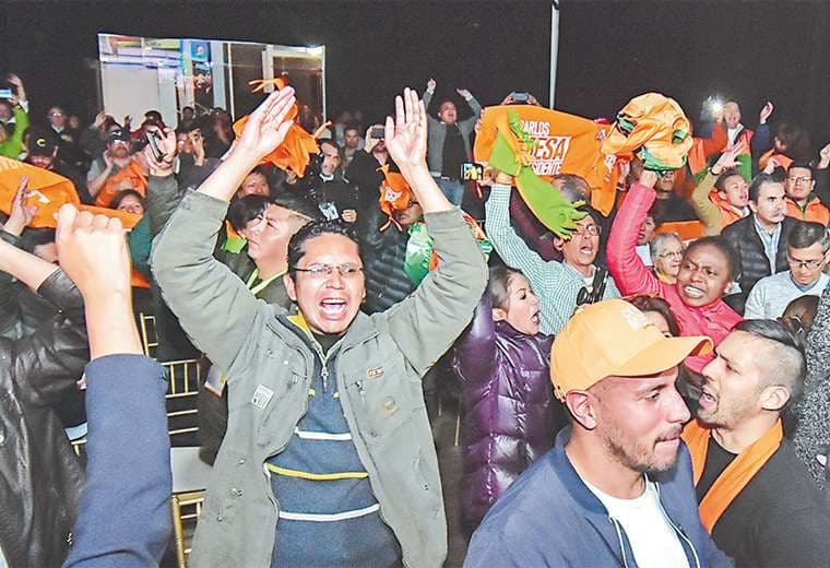 El encuentro entre Carlos Mesa y sus seguidores se produjo en un conocido salón de eventos ubicado en la zona Sur de la ciudad de La Paz. Foto: APG NOTICIAS 