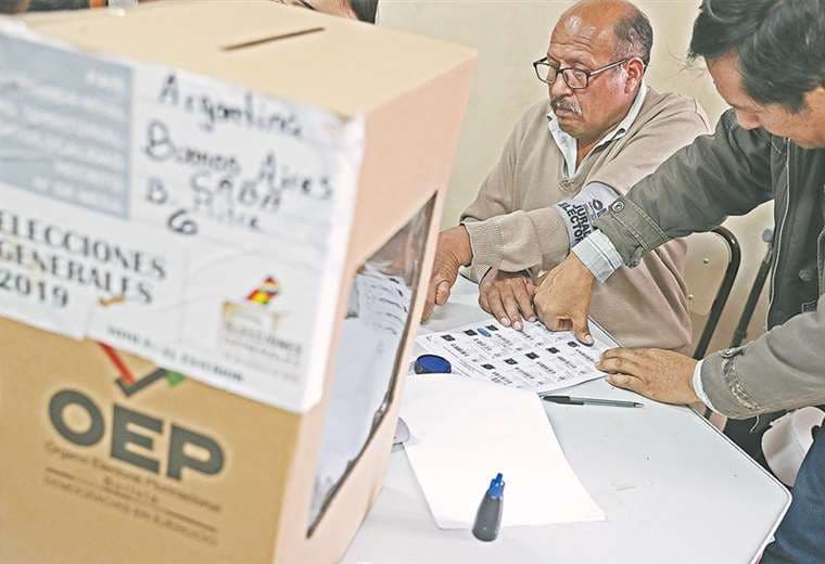Un votante boliviano estampa su huella en los registros del Tribunal Supremo Electoral. Para los migrantes, la votación fue una fiesta democrática. Foto: AFP