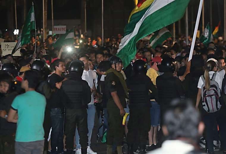 Cerca de las 22:00 una multitud de personas se mantenía fuera de Fexpocruz (Jorge Uechi)