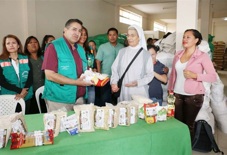 La directora de la guardería Virgen de Guadalupe recibe parte del lote