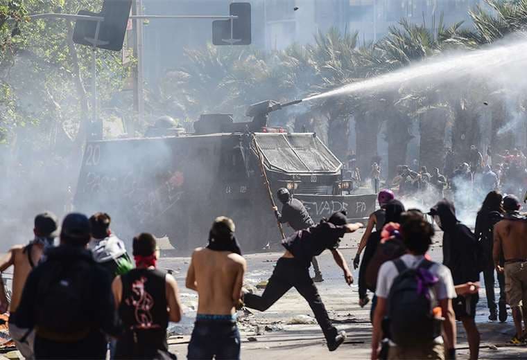 En Santiago, una masiva marcha demandó frenar la abierta represión de las Fuerzas Armadas. Foto: AFP