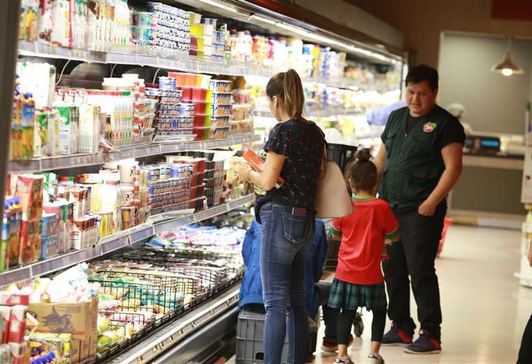 Salas de los supermercados Tía, Fidalgas, IC Norte e Hipermaxi abrirán hasta mediodía. Foto: Fuad Landívar