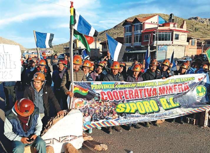 Los mineros afines al MAS también cumplen un bloqueo en Potosí. Foto: APG Noticias