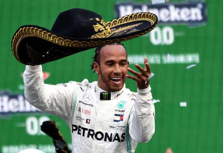 Hamilton recibió un sombrero mexicano en el medio de ganadores. El británico está a un paso de una nueva corona en la F-1. Foto. AFP 