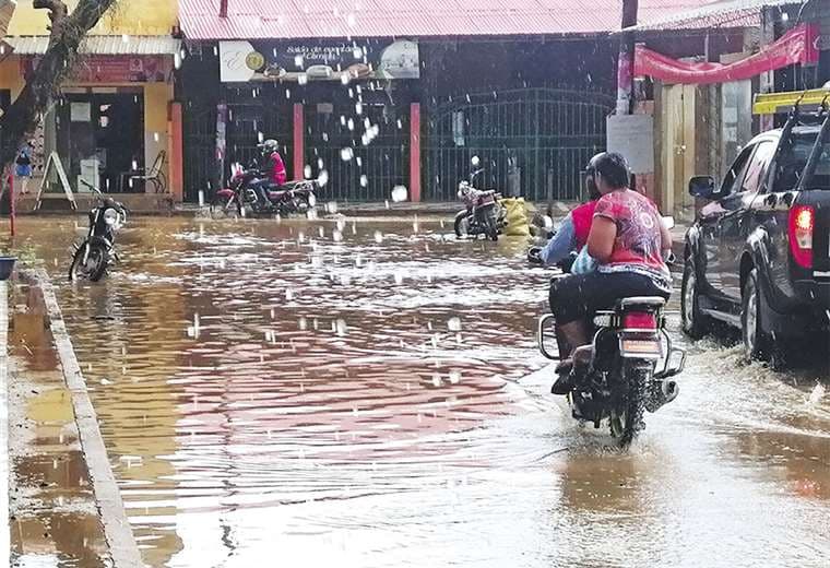 En el municipio de Pailón llovió ayer pasado el mediodía; algunas calles se llenaron de agua. En otros municipios cruceños no cayó ni una gota. Foto: HUBERTH VACA