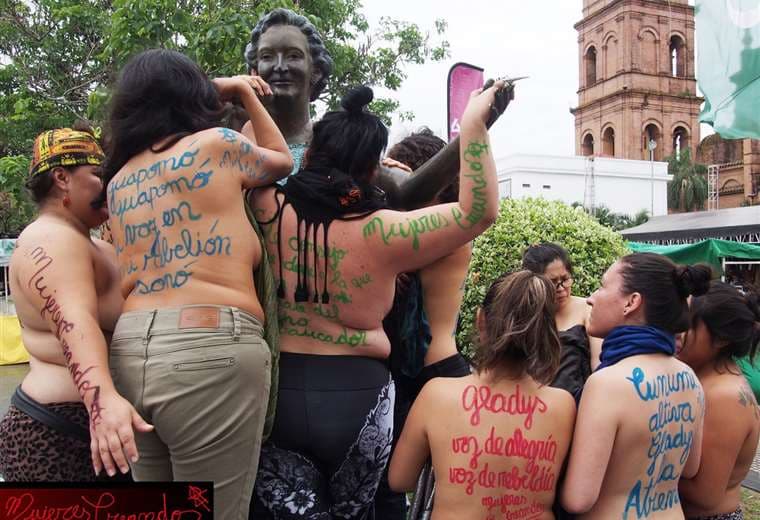 Con mensajes pintados en el cuerpo, Mujeres Creando hace un homenaje 'irreverente' a Gladys Moreno