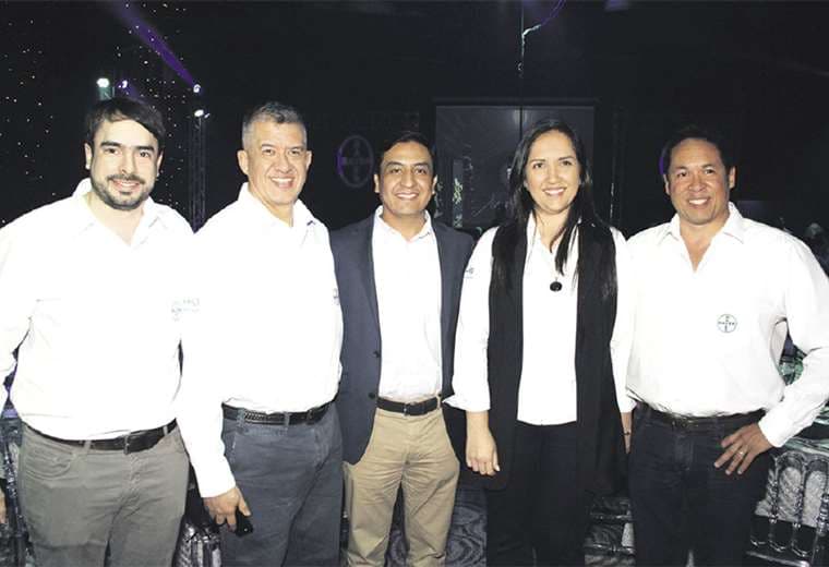 Anfitriones. Vicente Bataglia, Óliver Cáceres, Edwin Arroyo, Griselda Mendoza y Alexander Peraza