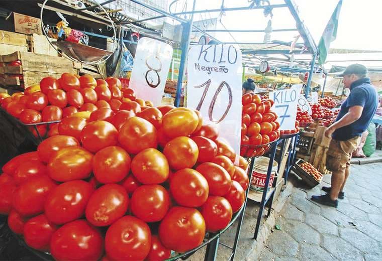 En el antiguo Abasto, el precio del tomate se hallaba para la venta hasta en Bs 7, el kilo, llegó a costar Bs 15. Foto: GABRIEL VASQUEZ