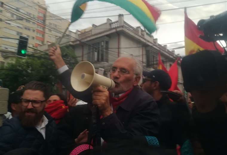 Carlos Mesa, en las calles, con megáfono en mano tras la confirmación de la renuncia de Morales. Foto: Iván Paredes
