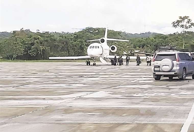 En las primeras horas de la tarde, el avión presidencial aterriza en el aeropuerto de Chimoré