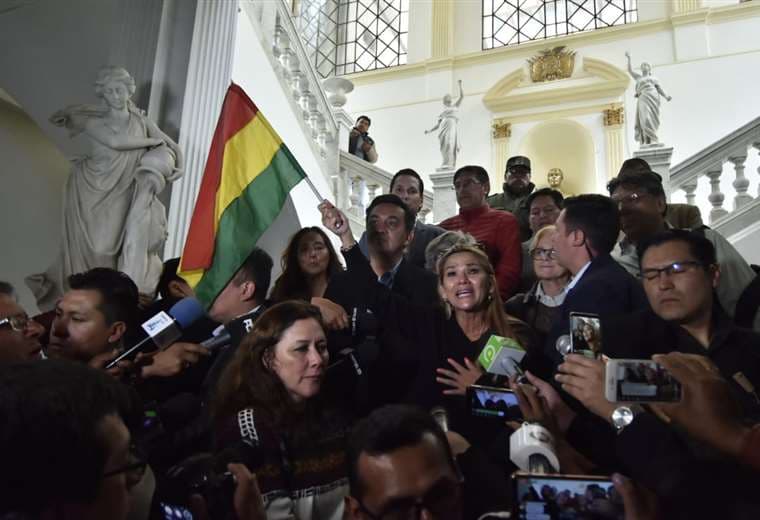Añez estuvo acompañada de otros senadores opositores. Foto: Jesús Alanoca