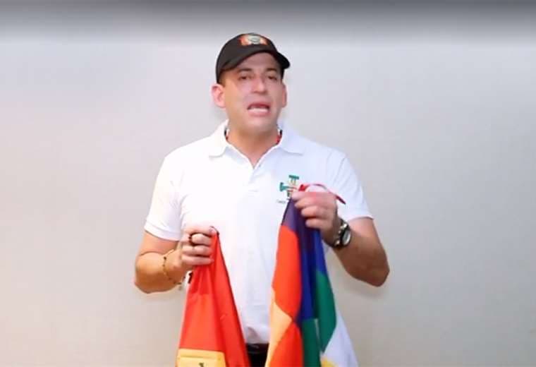 Camacho mandó un mensaje sosteniendo la bandera boliviana y la whipala