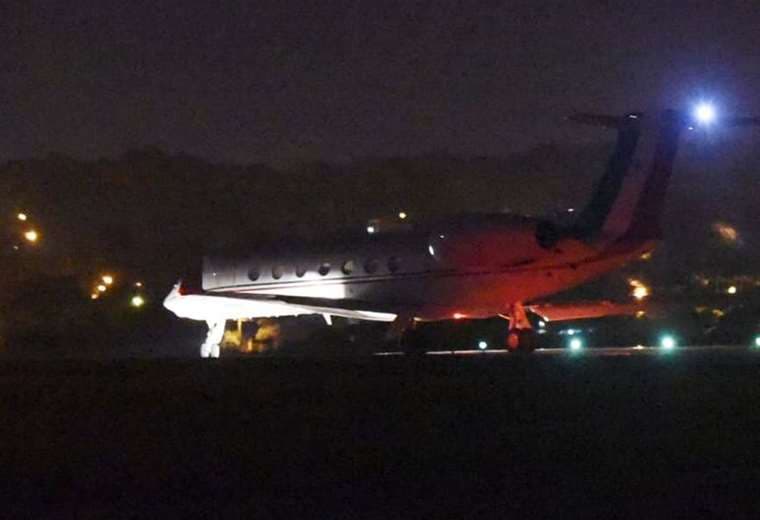 El avión que transportó al expresidente Morales al momento de partir desde Luque. Foto ABC Paraguay
