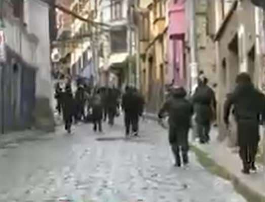 Los alteños buscan ingresar por la calle Sucre. Foto: Imagen de TV