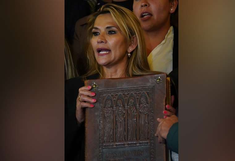 Jeanine Áñez ingresó a Palacio Quemado con la Biblia en la mano (Foto: APG)