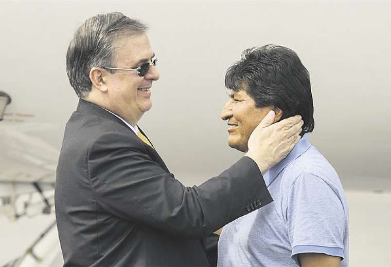 El canciller Marcelo Ebrard recibe con cariño al expresidente Evo Morales en la Ciudad de México. Lo llevaron a una casa con escolta militar