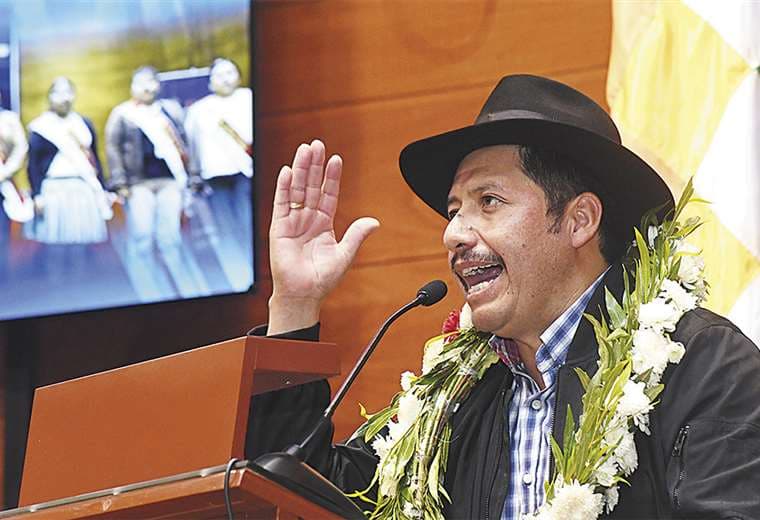 Esteban Urquizu, gobernador de Chuquisaca, dijo que no se oficializó su renuncia al cargo que accedió por voto 