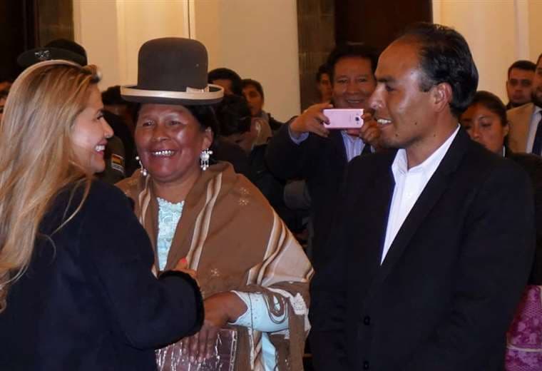 La presidente Jeanine Áñez saluda a la nueva ministra de Cultura y Turismo, Martha Yujra antes de estrechar la mano del ministro de Deportes Milton Navarro (dcha.). Foto. APG Noticias