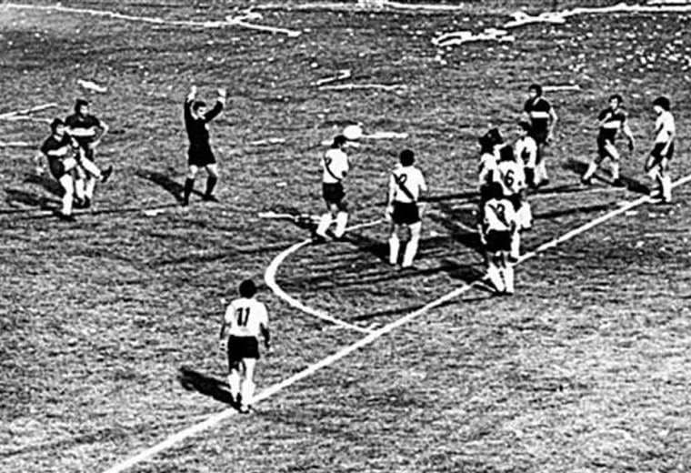 Suñé ejecuta el tiro libre para el gol de Boca Juniors sobre River Plate en 1976.