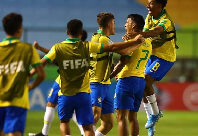 Los jugadores de la selección brasileña festejan la remontada. Perdían 0-2 y ganaron 3-2. Foto: Internet