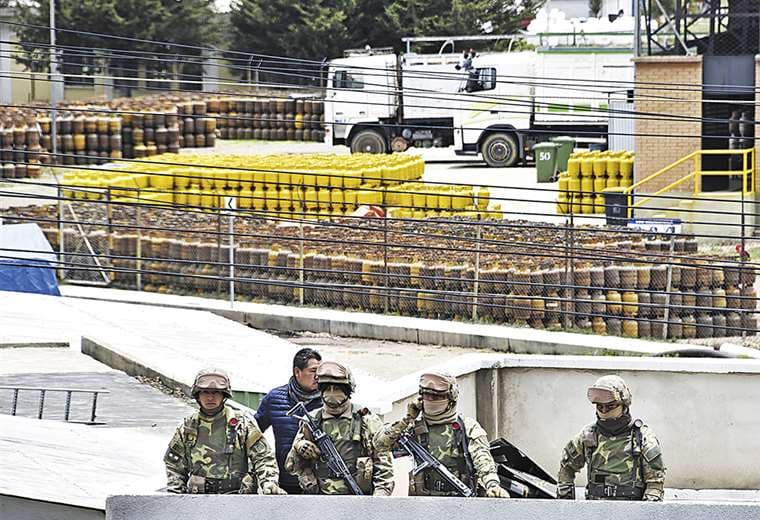 Los militares están resguardando las instalaciones de la planta de Senkata en la ciudad de El Alto