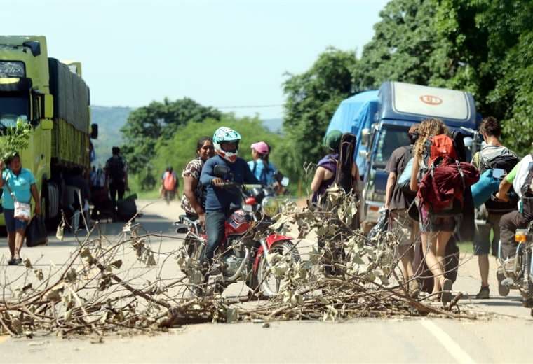 El bloqueo de caminos lleva cuatro días en Tiquipaya en El Torno. Foto: Ricardo Montero