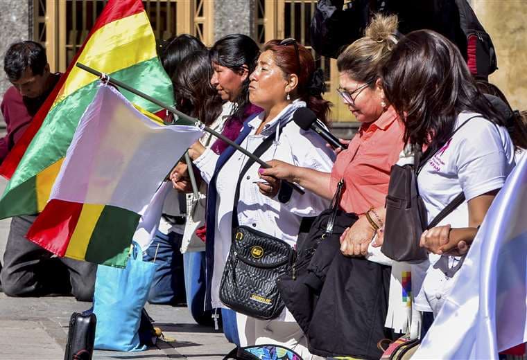Un grupo de ciudadanos sale a pedir pacificación en La Paz. Foto: APG