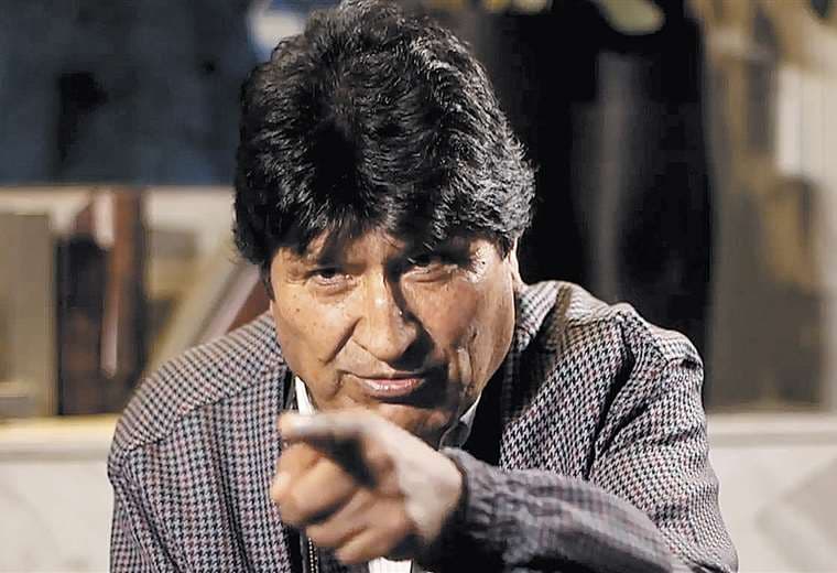 El expresidente de Bolivia, con su dedo apuntador (Foto: BBC)