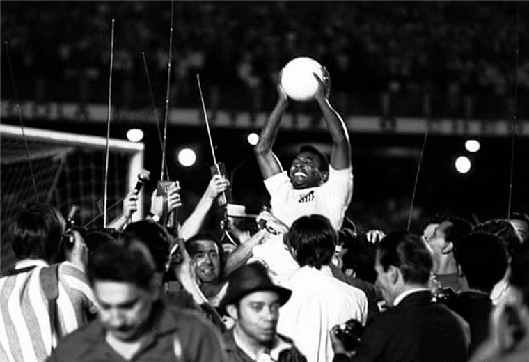 Decenas de periodistas y fotógrafos registraron el gol 1000 de Pelé. Foto: Twitter