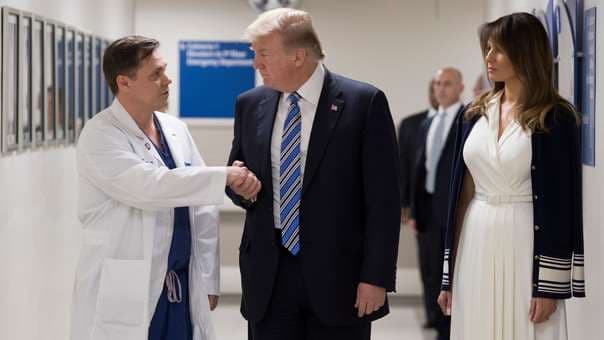 Imagen referencial de Donald Trump en una visita a un hospital