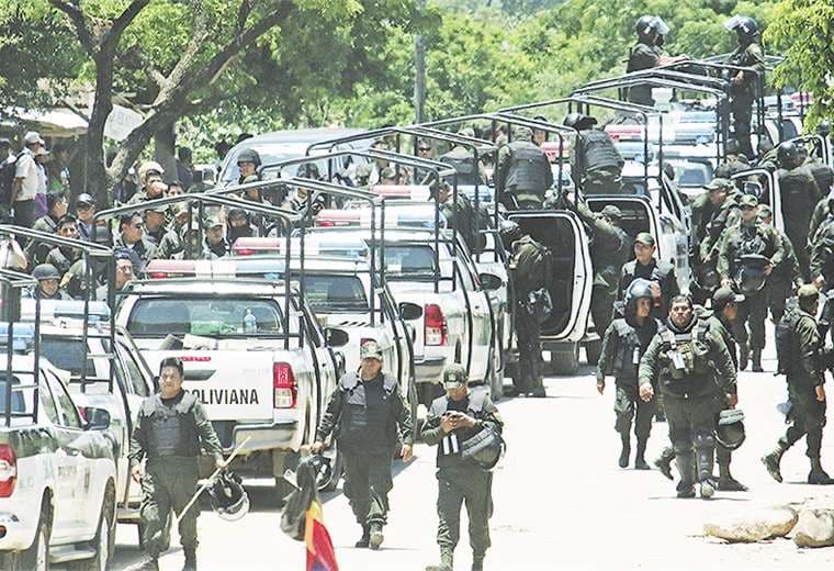 El numeroso grupo de policías y militares que participaron del megaoperativo en la ruta a los Valles. Foto: Rolando Villegas