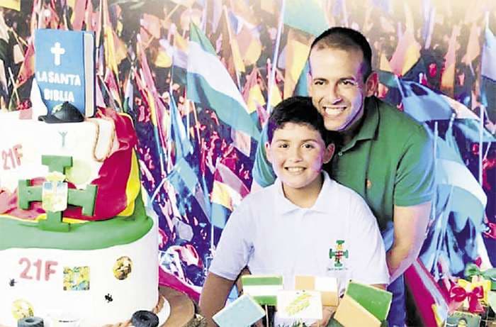 El hijo del líder cívico Luis Fernando Camacho, que se llama como su papá, festejó sus 10 años en medio de canastas alusivas al paro nacional. No faltó una Biblia, la verde, blanco y verde y las llantas. 