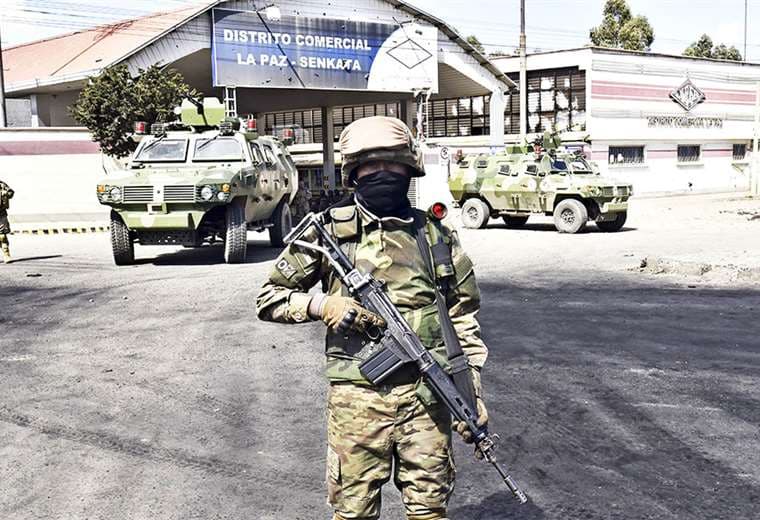 El Gobierno transitorio denunció el intento de tomar violentamente la planta en El Alto. Los militares custodian las instalaciones estratégicas. Foto: AFP