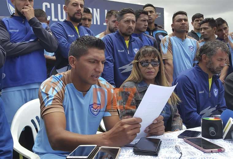 Didi Torrico da lectura al comunicado de los jugadores. Foto: Etzhel A. Llanque