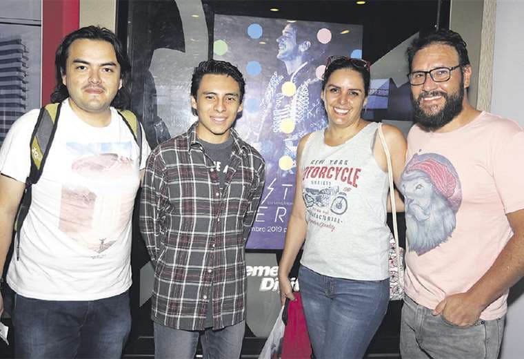 Fanáticos del rock. Andrés Conseco, Marcelo Arce, Marcela Reguerín y Carlos Fernández. Fotos: ÁNGEL FARELL.