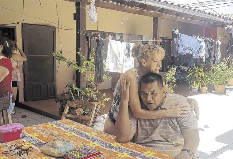 Juan Carlos Guedes, en el patio de su casa, recibe el abrazo de su esposa. Mendoza también dejó el penal. Foto: JORGE GUTIÉRREZ